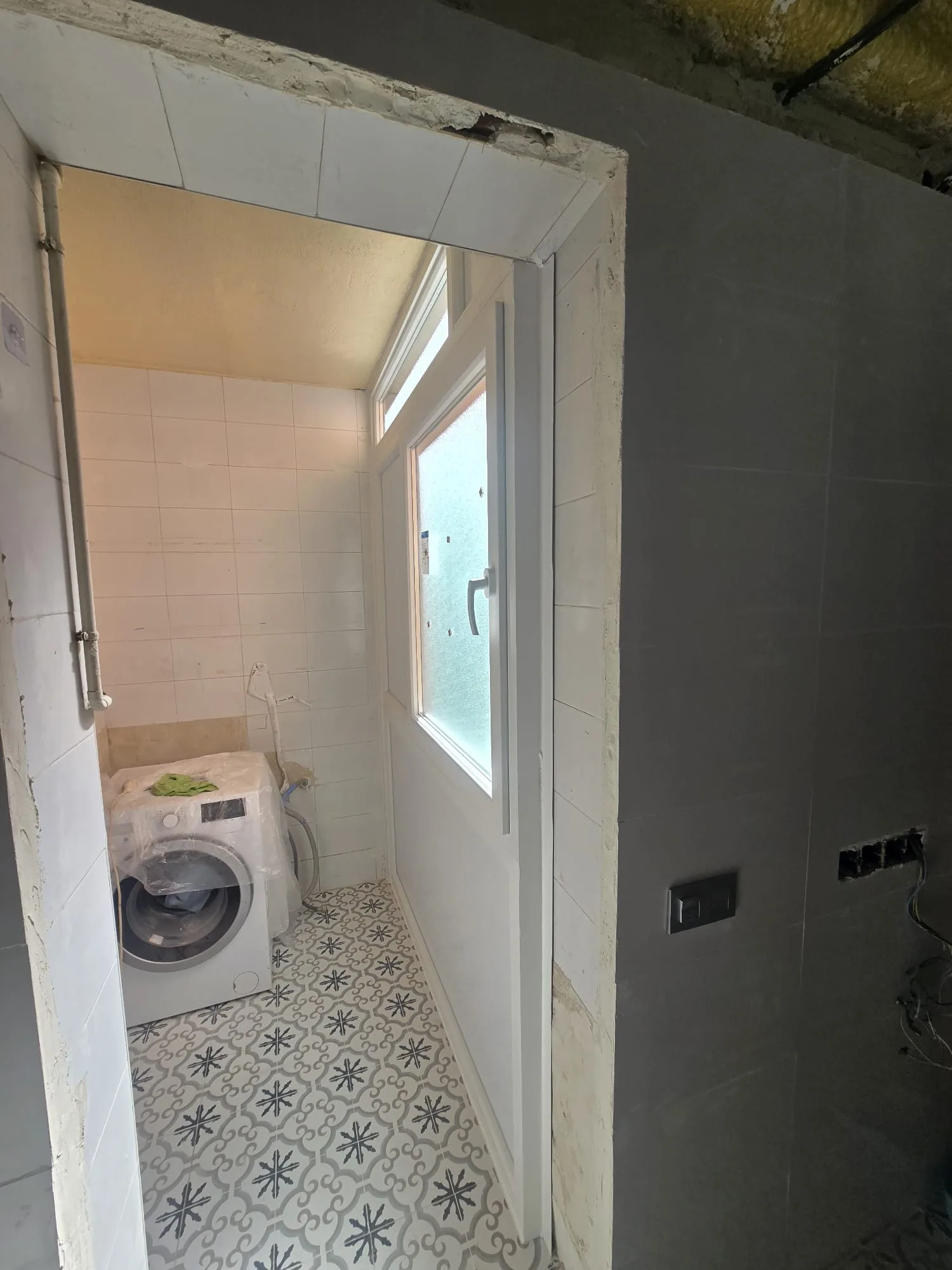 Cerramiento de balcón y ventana en aluminio blanco en Madrid - CERRAMIENTO 1